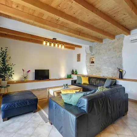 Βίλα In Minj With Private Pool And Nature Žminj