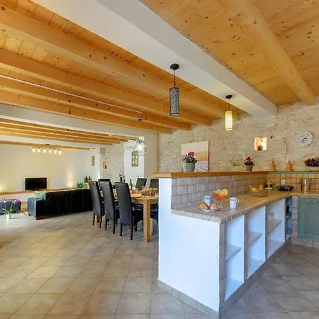 Villa Katherine With Pool And Game